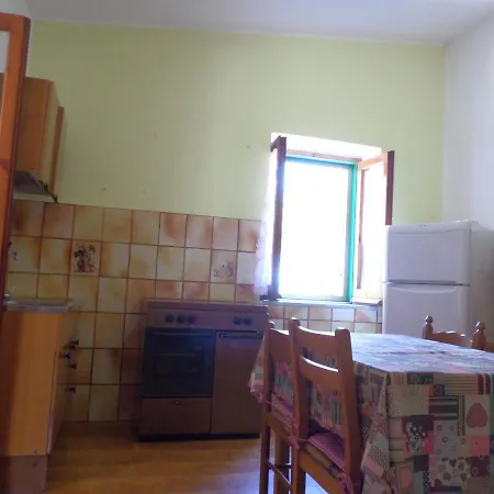 Casa Sara, Indipendente Con Giardino E Posto Auto Hébergement de vacances *